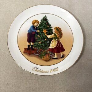 Avon Christmas Memories Plate 1982 Second Edition 22K Gold Trim Porcelain Decora